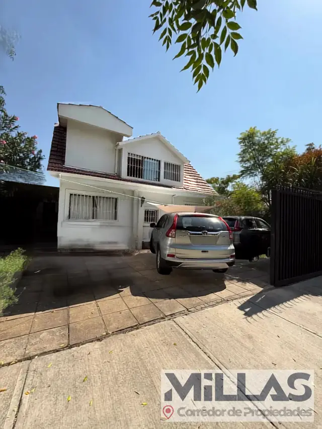 Exclusiva Casa en Las Trinitarias, Las Condes | Espacios Amplios, Piscina y Gran Potencial de Plusvalía
